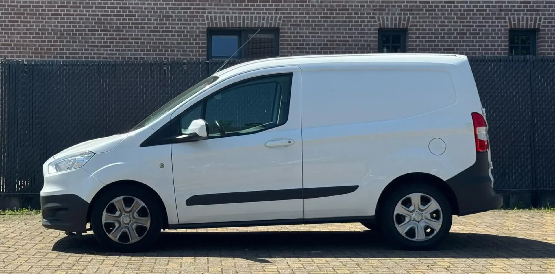 FORD TRANSIT COURIER 2017 EURO6b 99DKM GEKEURD - Detail 2