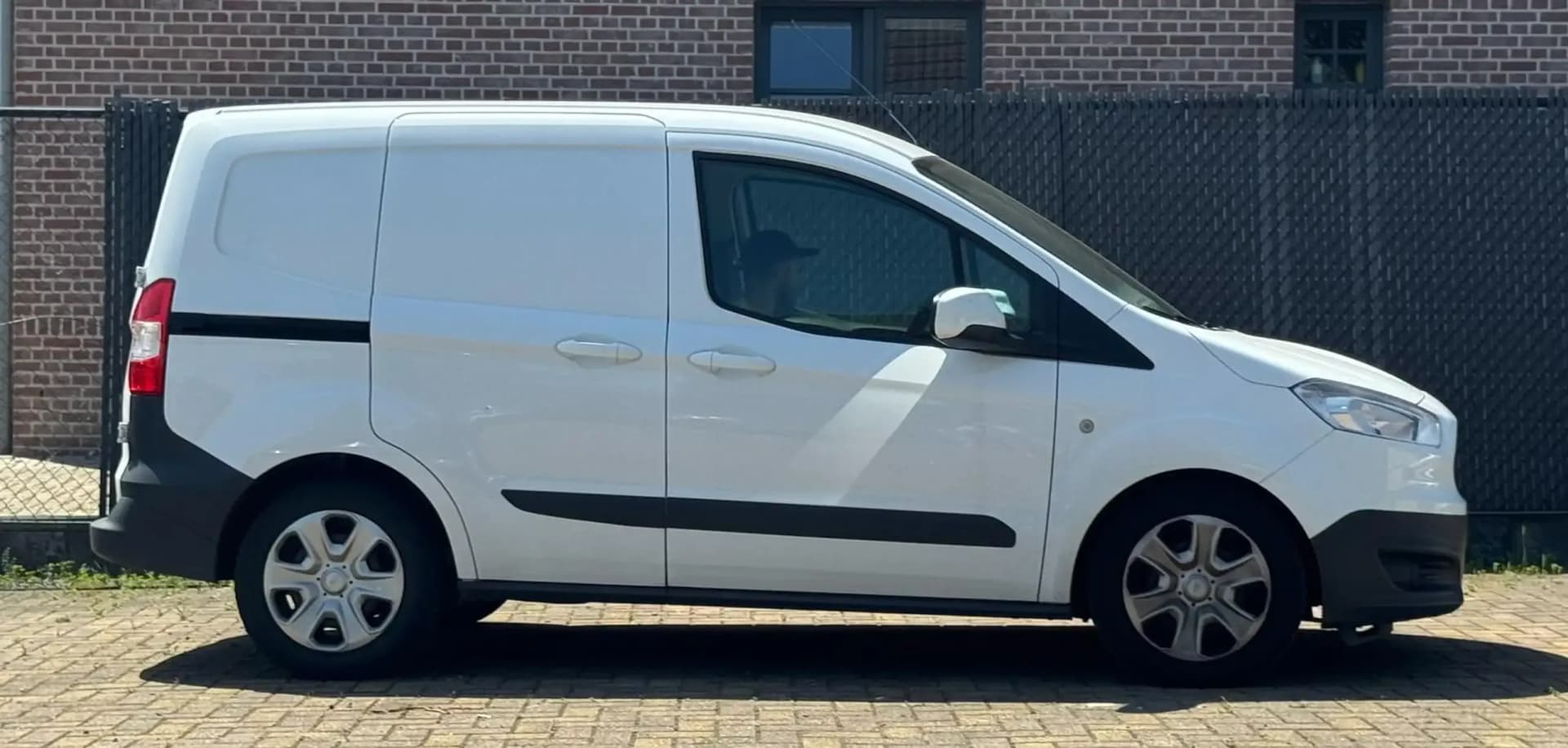 FORD TRANSIT COURIER 2017 EURO6b 99DKM GEKEURD - Detail 3